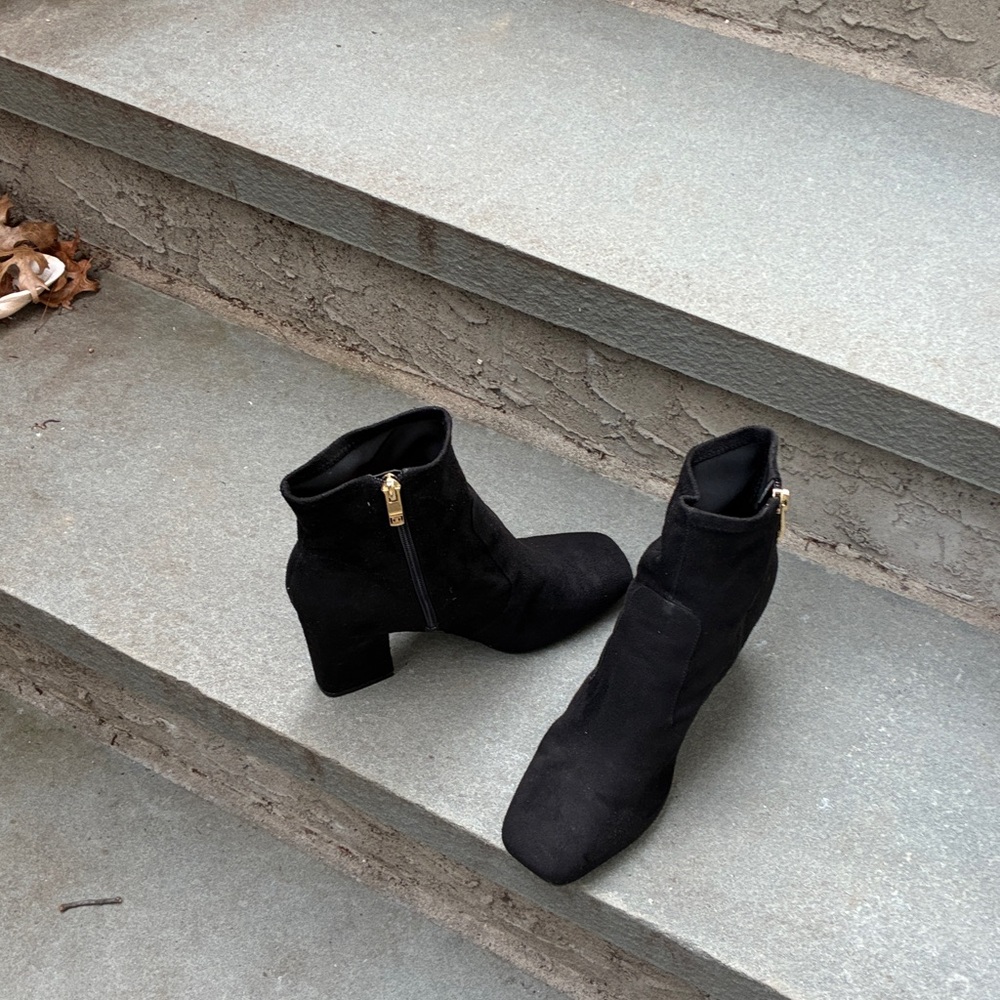 Liz Claiborne Goth Square Stretchy Faux Suede Ankle Booties Chunky 3” Heels 7.5
